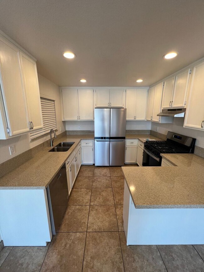 Building Photo - Move in Special!! $1000 off 1st Month's Rent!!