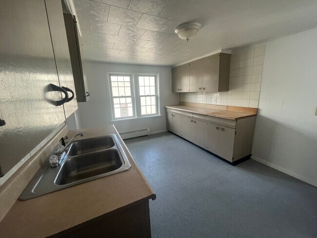 Foto del edificio - Spacious 1–2 Bedroom Apartment for Rent – Adams, MA