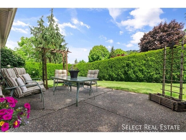 Building Photo - 46660 Sylvan Dr