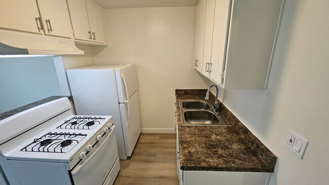 Foto del edificio - 6842 Fulton Ave