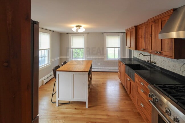 Building Photo - 445 Pleasant St