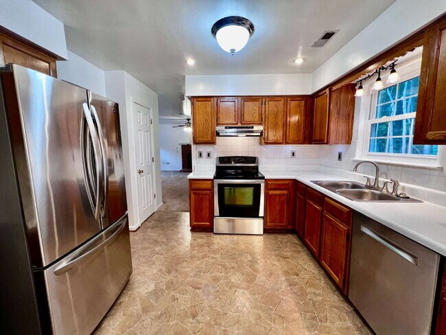 Foto del edificio - OPEN HOUSE SUNDAY THE 21ST 1PM-3PM! Move-In Special: Receive $1,300 off your first full month’s r...