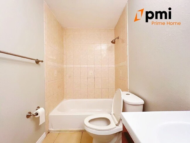 Building Photo - "Charming 2-Bed, 2-Bath Condo Oasis in Kissimmee - 937 Sq Ft of Modern Comfort!"