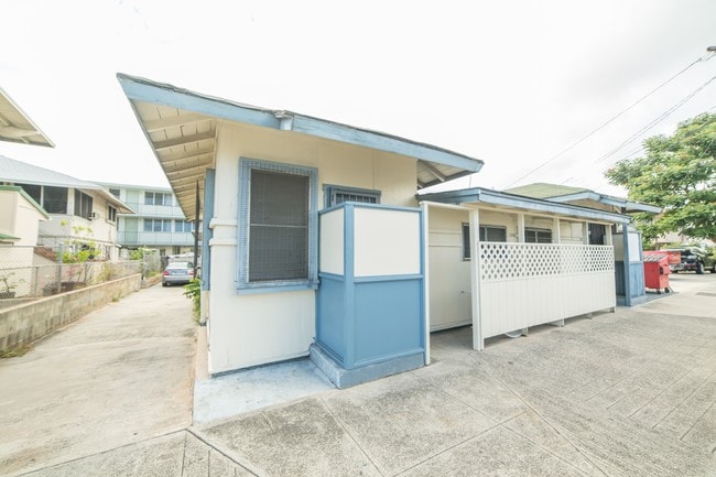 Driveway and front Building - 730 Piikoi St