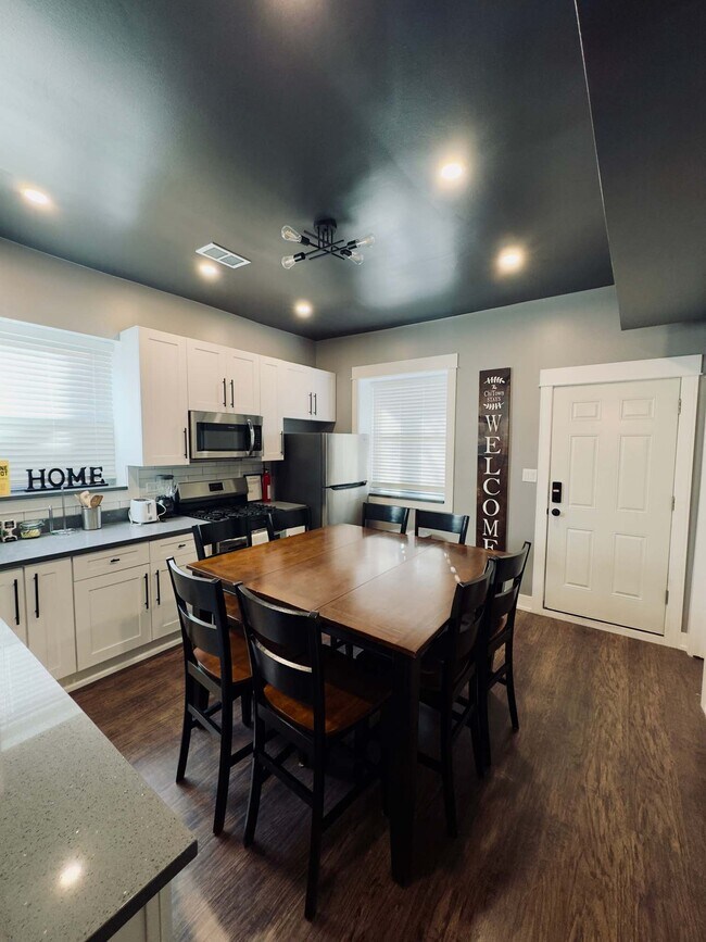 Building Photo - 1428 S Central Park Ave