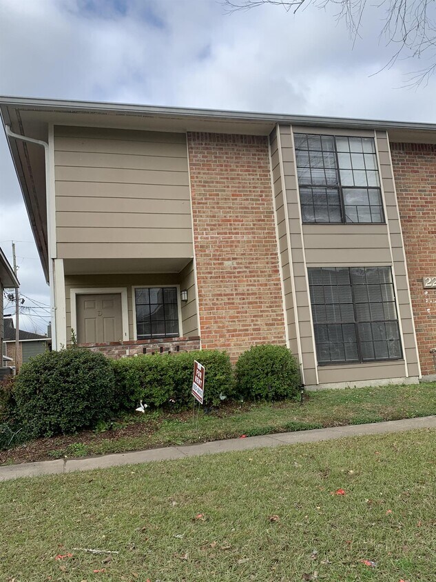 Primary Photo - 222 Antrim Dr