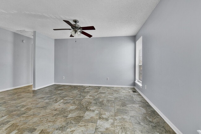 Foto del edificio - $2,540.95 with $300 off the first month's Rent- 4 Bedroom, 1.5 Bath, Single Family Home in Aurora...
