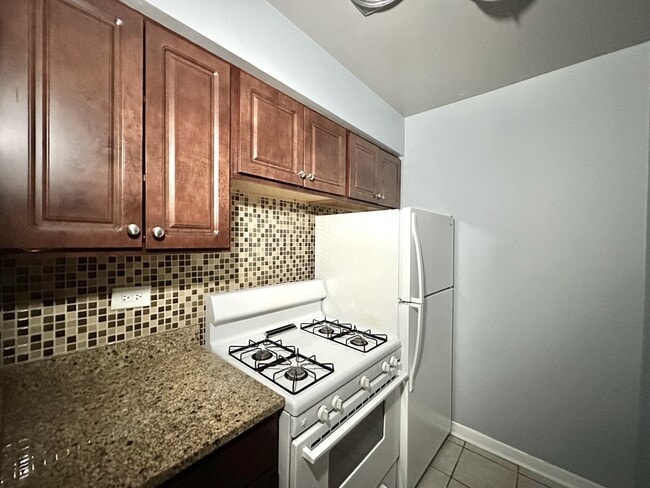 Building Photo - 5820 N Sheridan Rd