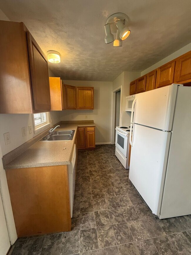 Building Photo - ~Applications Pending~Spacious 3-Bedroom, 2-Bathroom Home – West Side Location