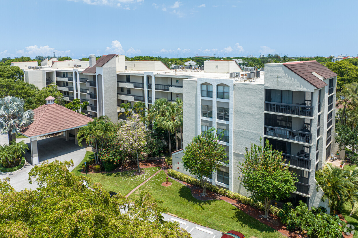 Primario - Lakeside Condominiums