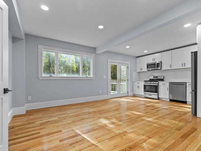 Building Photo - Nicely renovated 3 bed near the Red Line i...