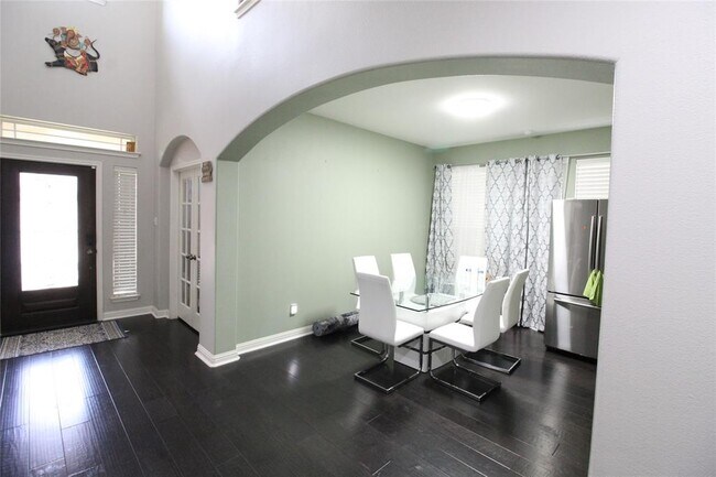 Building Photo - 610 Spanish Mustang Dr
