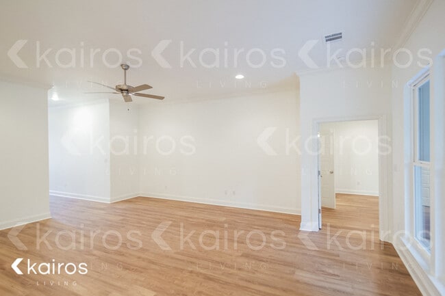 Building Photo - 6542 Roux Dr