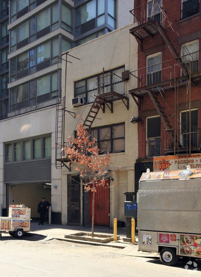 Building Photo - 354 W 37th St