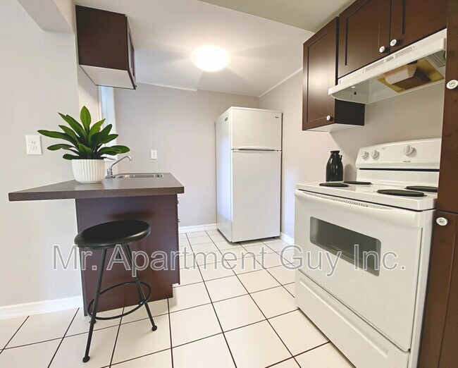 Building Photo - 16 Kingsway Dr