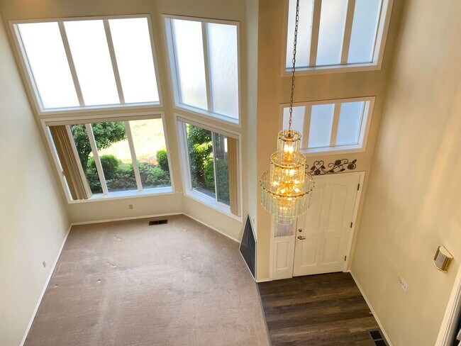 Foto del edificio - Traditional 4-Bed, 2.5-Bath Home with Stunning Views, Central A/C, and Modern Amenities!