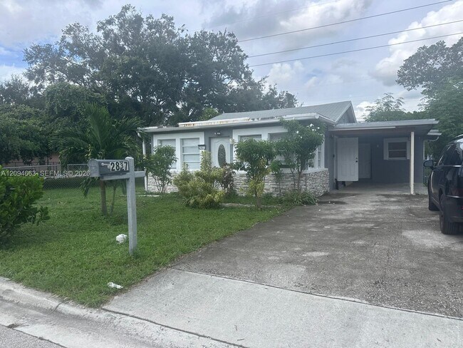 Building Photo - 2837 NW 9th Ct