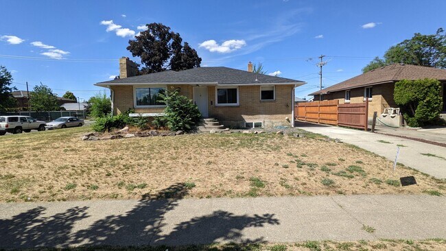 Building Photo - Spacious house with large yard