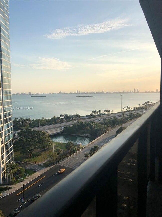Foto del edificio - 600 NE 36th St