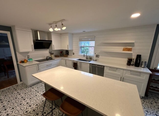 Foto del edificio - Fabulous in 4 + 2.5 in OLD FARM - Gorgeous Updates