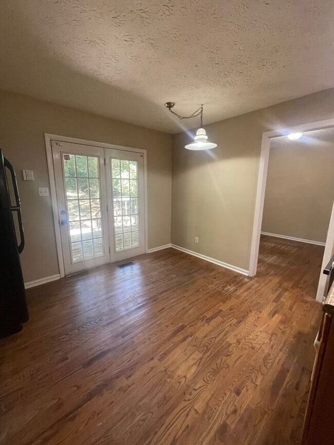 Building Photo - 3 bed, 2.5 bath, 2 car garage split foyer home in West Knoxville