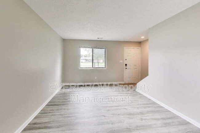 Foto del edificio - 9455 Huggin Hollow Rd