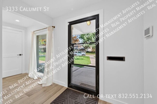 Building Photo - 3333 Calumet St