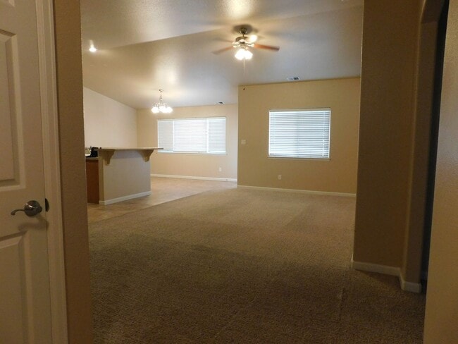 Building Photo - Spacious Duplex in Autumn Glen Subdivision
