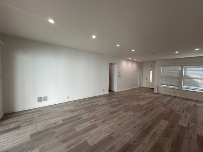 Building Photo - Completely remodeled and located on a quiet tree lines street in a beautiful pocket of Winnetka