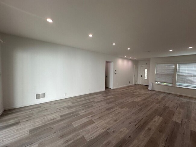 Foto del edificio - Completely remodeled and located on a quiet tree lines street in a beautiful pocket of Winnetka