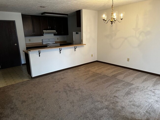 Building Photo - 631 E Waterloo Ct