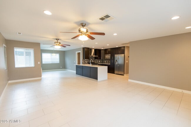 Building Photo - 803 E Palmaire Ave