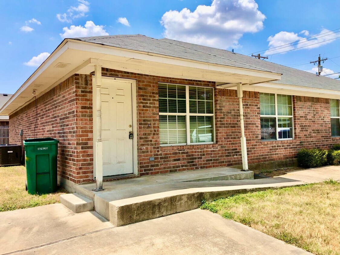 Foto principal - 3bd/2ba Attached Home