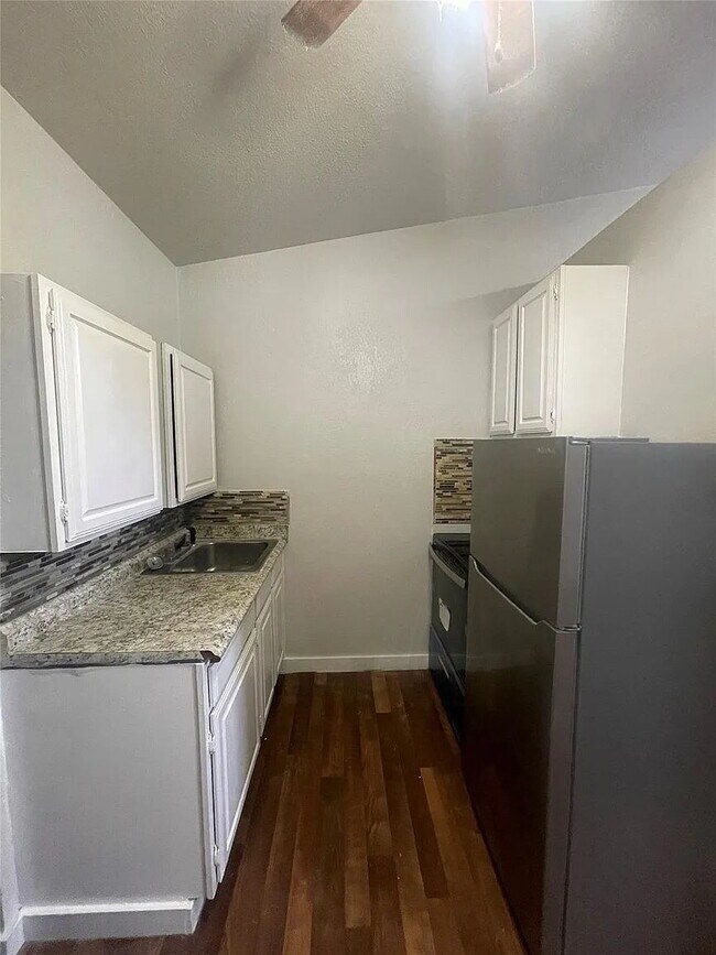 Foto del edificio - "Charming 1-Bed Gem in San Marcos: Cozy 700 sq ft Haven on West McCarty Lane!"