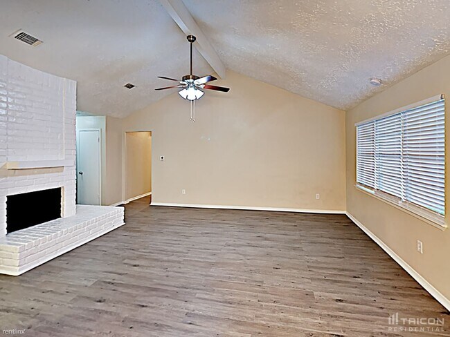 Foto del edificio - 16319 Silver Sky Ln