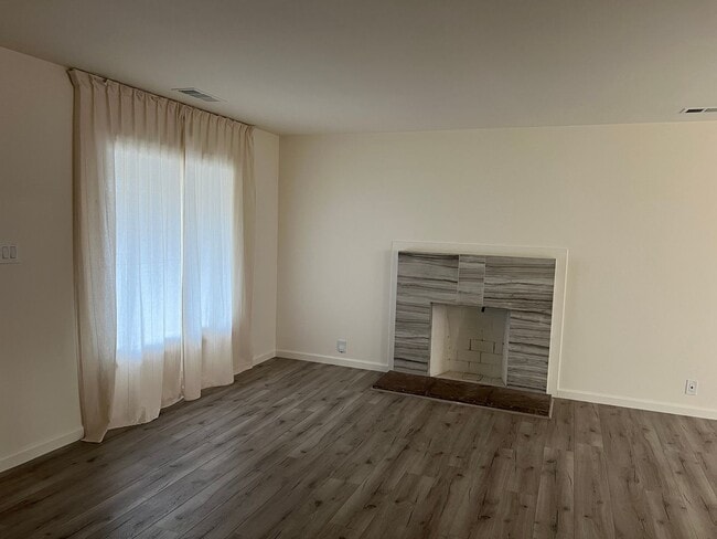 Foto del edificio - STUNNING 2bd/1ba WITH PRIVATE BACK YARD, AIR CONDITIONING, LVP FLOORS, MODERN KITCHEN, AND MORE!!!!