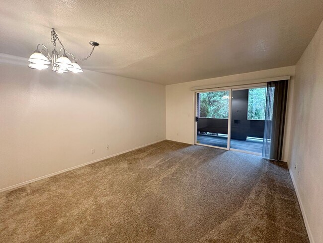 Foto del edificio - 2 Bedroom SW Portland Ground Level Apartment with Garbage Included!