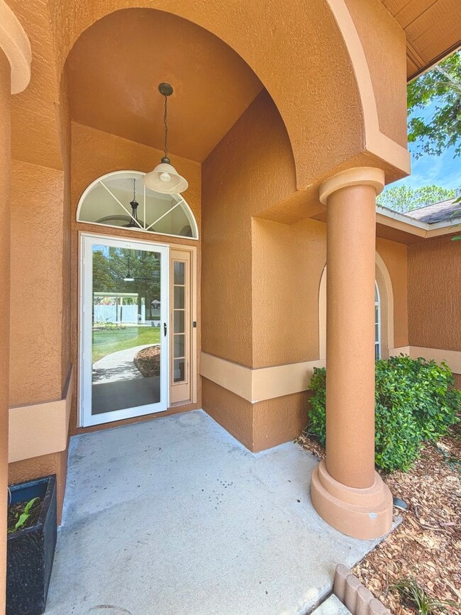 Building Photo - Beautiful Remodeled/Renovated 3/2/2 with Large Screen Porch - near Tuskawilla Rd
