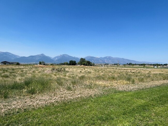 Building Photo - Beautiful Home in Rural Setting