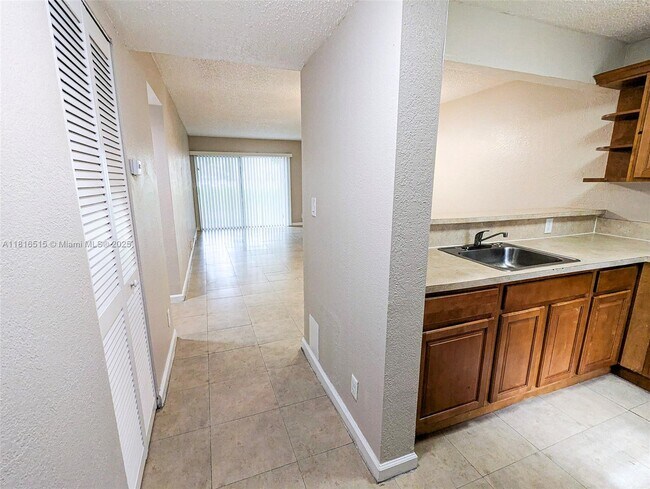Foto del edificio - 8540 N Sherman Cir