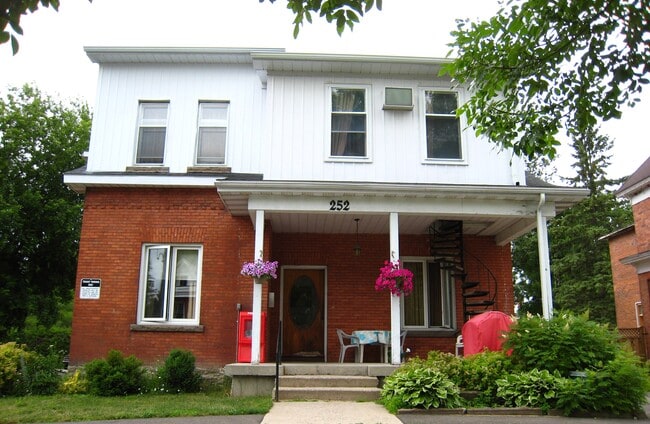 Building Photo - 252 John St N