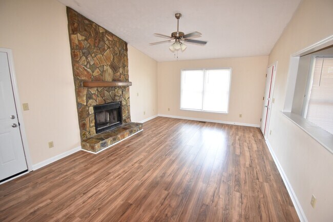 Foto del edificio - COMING SOON 3 Bedroom and 2 Bath Home (No Pets)