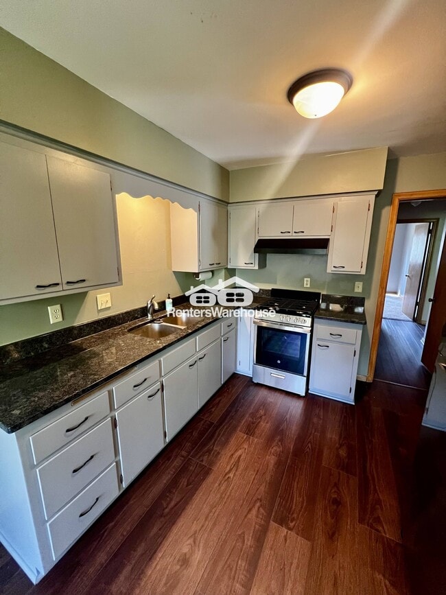 Building Photo - 405 Monroe Pl