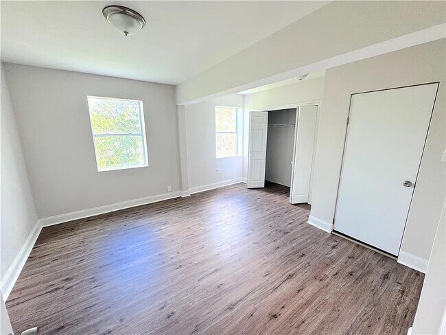 Building Photo - 2528 Homehurst Ave