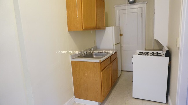 Building Photo - 222 Kelton St