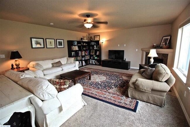 Building Photo - Spacious 3-Bedroom + Bonus Room Home for R...