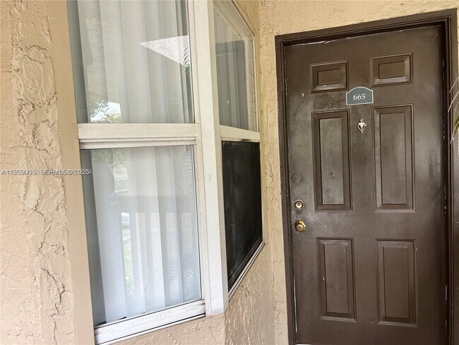 Foto del edificio - 665 SW 113th Way