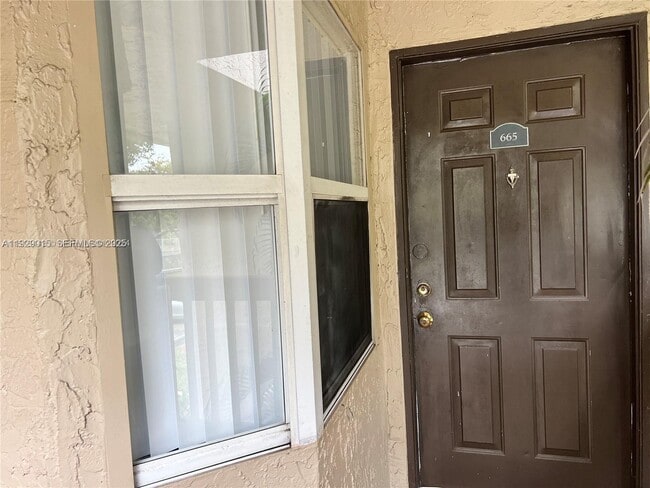 Building Photo - 665 SW 113th Way