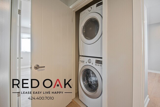 Foto del edificio - Incredibly Spacious Three Bedroom with Stu...