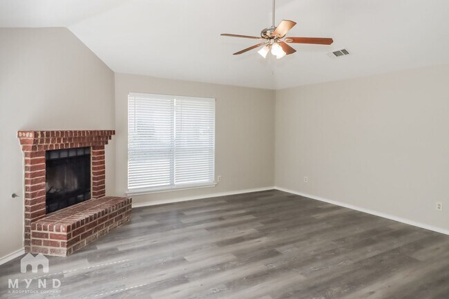 Foto del edificio - 4961 Briar Oaks Ln